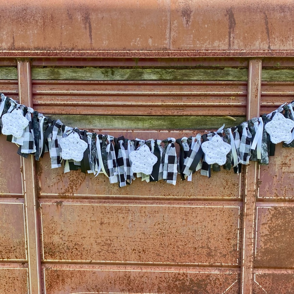Black & White Farmhouse Garland with Buffalo Plaid and 2 sets of Crochet Stars - Picture 10 of 12